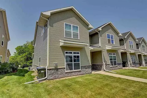 1312 Dodge Street Ct, Iowacity, IA 52245