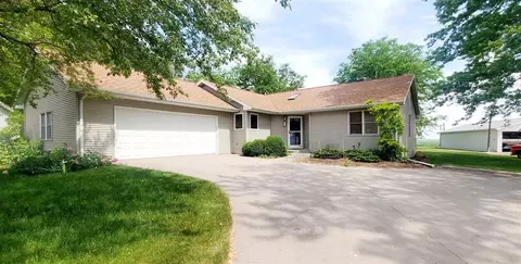 820 E 15th St, Washington, IA 52353