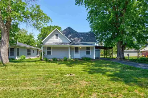 304 Brady St, Hills, IA 52235