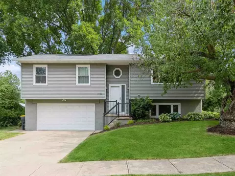1932 Graslon Dr, Iowa City, IA 52246