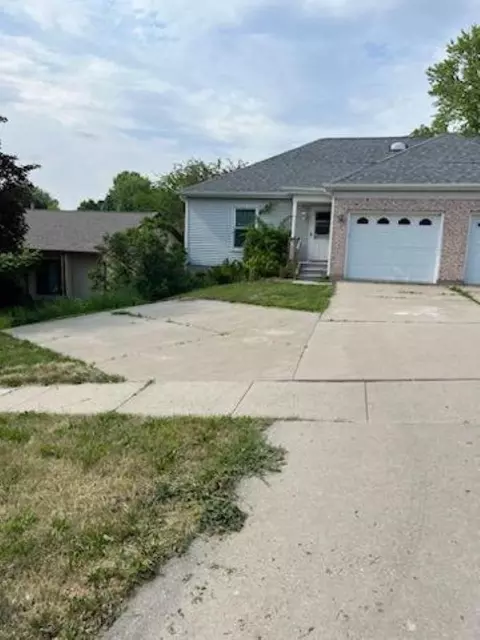 1961 S Ridge Dr, Coralville, IA 52241