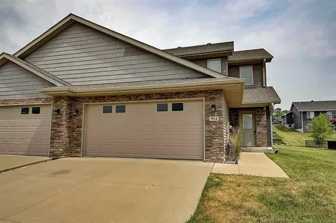 914 Jackson St, Tiffin, IA 52340