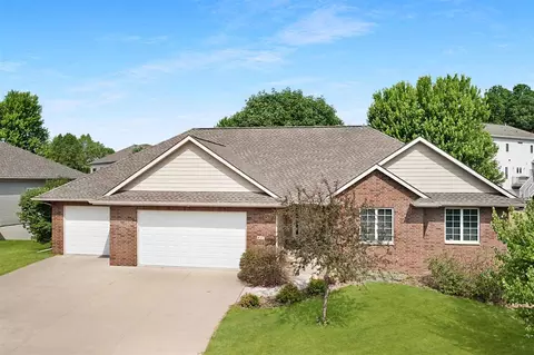 827 Forest Edge Ln, Coralville, IA 52241