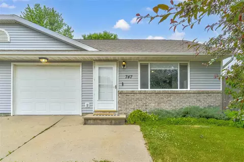 747 Molly Dr, North Liberty, IA 52317
