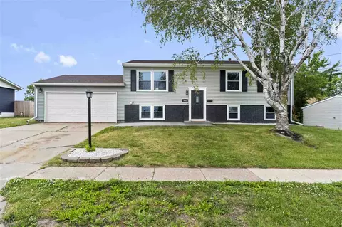 932 Jacolyn Dr NW, Cedar Rapids, IA 52405