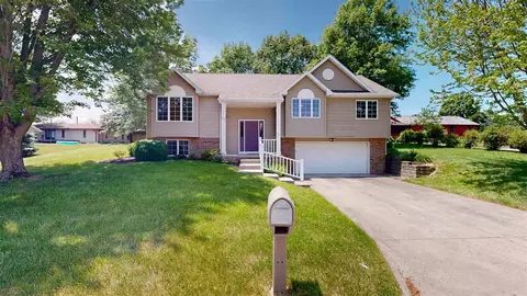 919 10th St, Kalona, IA 52247