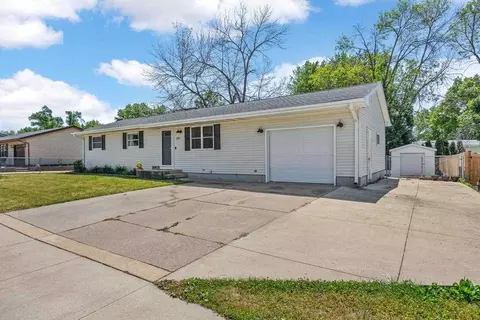 1830 Highland Rd, Ely, IA 52227