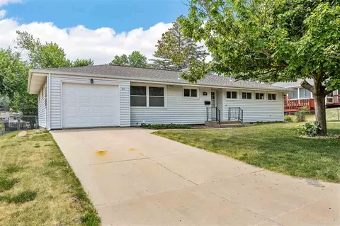 411 36th St, Cedar Rapids, IA 52403