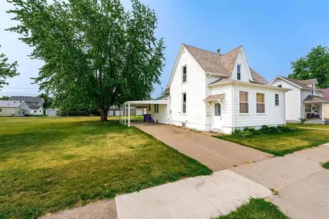 421 E 2nd St, Washington, IA 52353