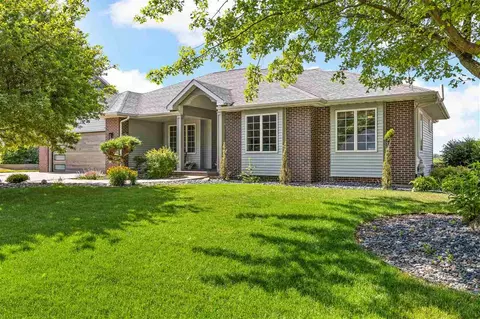 320 Auburn Hills Dr, Coralville, IA 52241