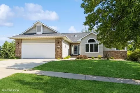 916 Duck Creek Dr, Iowa City, IA 52246