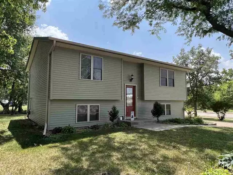5 Birch Ct, North Liberty, IA 52317