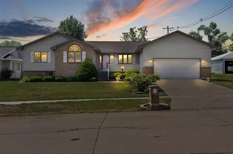 2165 Cherry Ln, Cedar Rapids, IA 52402