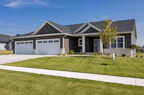 3008 Prairielight Ct, Hiawatha, IA 52233