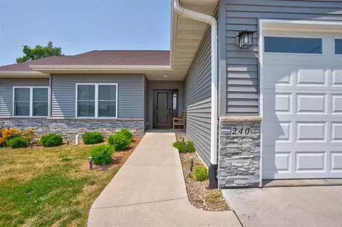 240 Knoll Ridge Dr, Hills, IA 52235