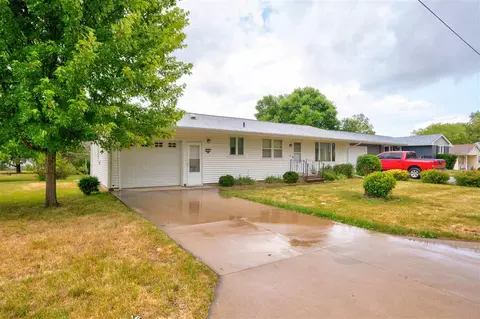 702 E Harrison St, Washington, IA 52353