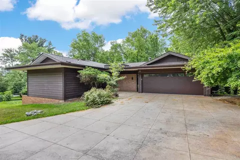 8 Lakeview Dr NE, Iowa City, IA 52240