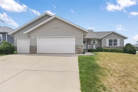 402 Serenity Ct, Solon, IA 52333