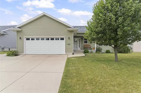 5703 Ruhd St SW, Cedar Rapids, IA 52404