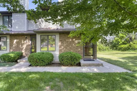 226 W Side Dr, Iowacity, IA 52246
