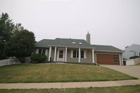 9 Wrexham Dr, Iowa City, IA 52246