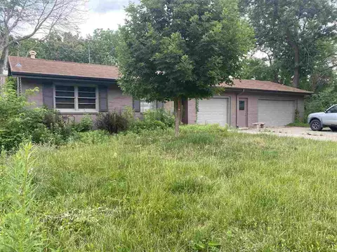 2 Ridgewood Ln, Iowa City, IA 52245