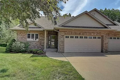 90 Arbor Hill Cir, Iowa City, IA 52245