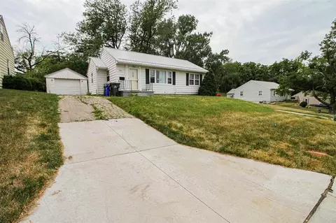 2186 Chandler St SW, Cedar Rapids, IA 52404