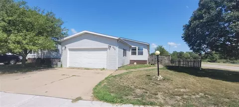 602 Beach View Dr, Iowa City, IA 52246