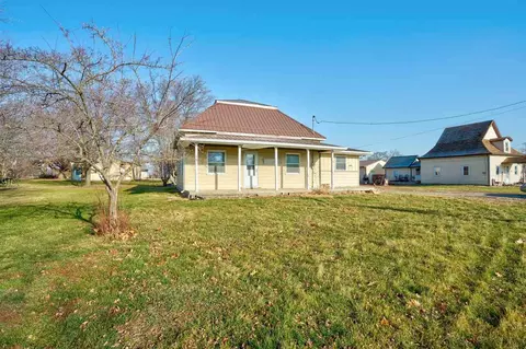 400 E 4th St, Delta, IA 52550