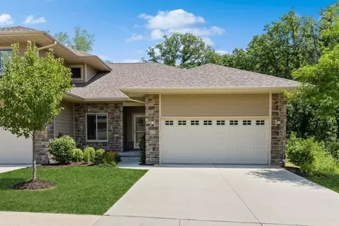 21 Holiday Ridge Ln, Coralville, IA 52241