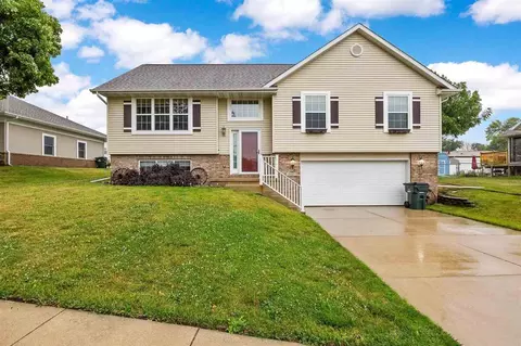 2323 Jomar Ct SW, Cedar Rapids, IA 52404