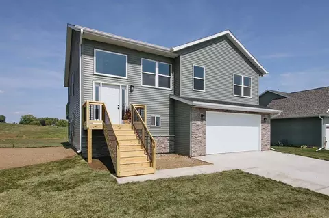 1509 Redwood Dr, Muscatine, IA 52761