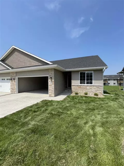 707 Hillside Dr, Tiffin, IA 52340