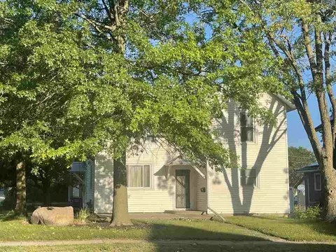 853 S Iowa, Washington, IA 52353