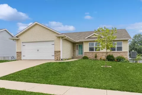 6005 York Ave, Marion, IA 52302
