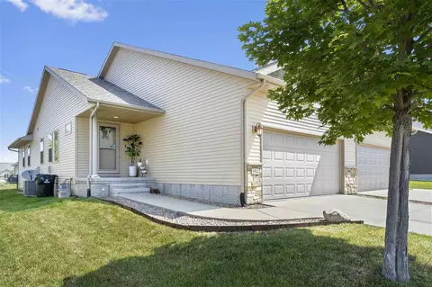 5514 Dostal Dr SW, Cedar Rapids, IA 52404