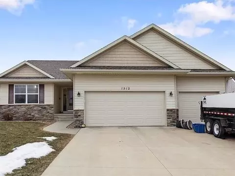 1512 SW Prairie Rose Dr, Cedar Rapids, IA 52404