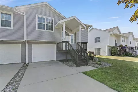 950 Dry Run Creek Ct, Hiawatha, IA 52233