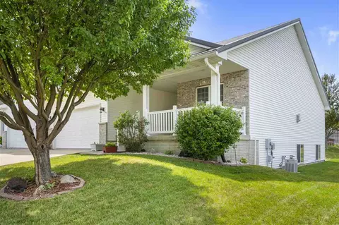 705 Hillview Dr, Fairfax, IA 52228