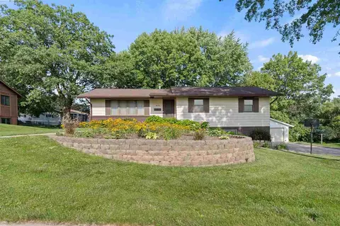 910 7th St, Kalona, IA 52247