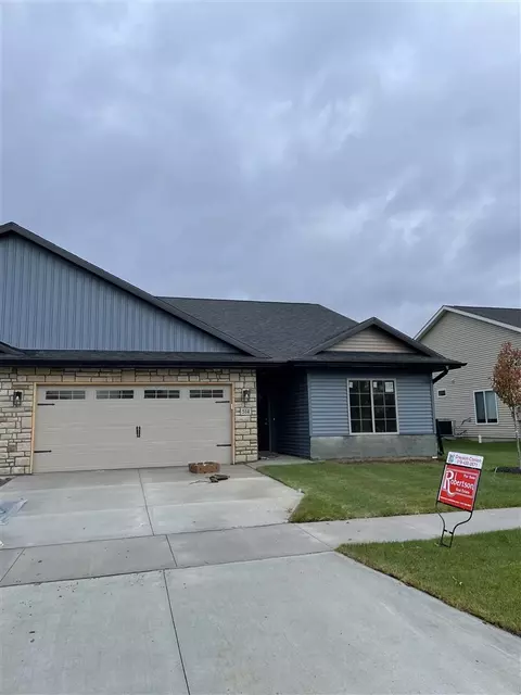 514 Elizabeth Ln, Tiffin, IA 52340