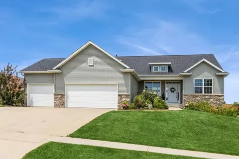 204 Wildrose Dr, Fairfax, IA 52228