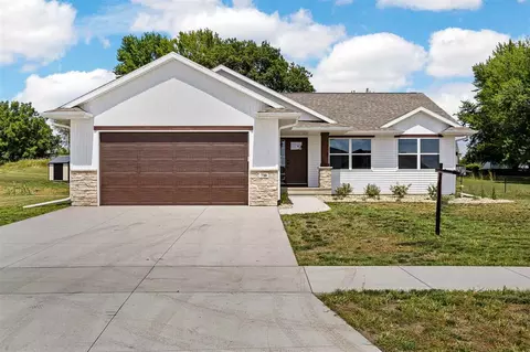 710 Pointer Cir, Center Point, IA 52213