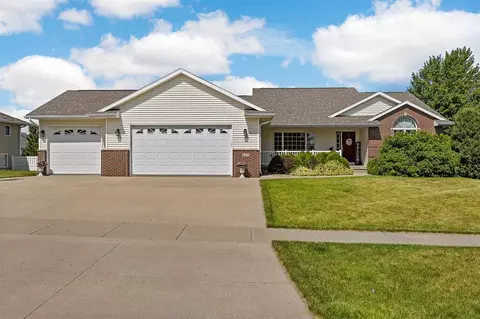 435 Prairie View Dr, Fairfax, IA 52228