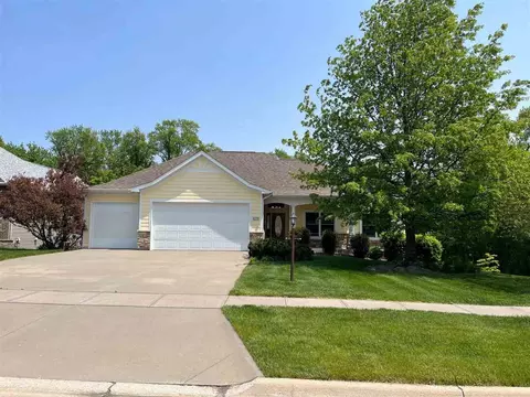 2963 High Bluff Dr, Coralville, IA 52241