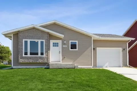 2407 Indigo Dr, Iowa City, IA 52240