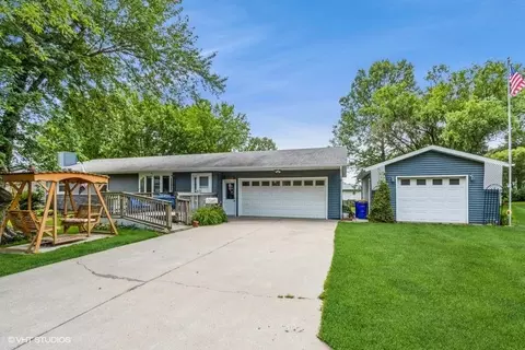 907 8th St, Kalona, IA 52247