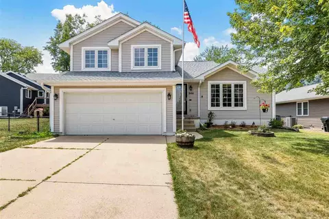 946 71st St NE, Cedar Rapids, IA 52402