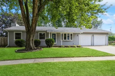 1923 Grantwood Dr, Iowa City, IA 52240